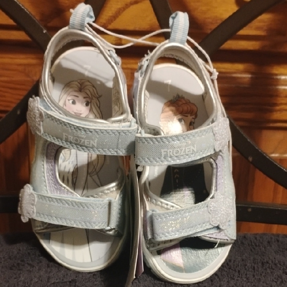 Disney Frozen Light-Up Toddler Sandals – Size 7 – NWT
